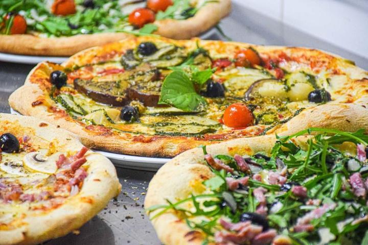 Un grand choix de compositions, de garnitures et de sauces pour vos pizzas dans notre établissement à La Saline-les-Bains